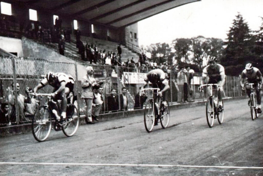 Arrivo Città di Lucca anno 1965 allo Stadio Porta Elisa con vittoria di Vittorio Pesenti della Sedrinese di Bergamo, che poi diventera' compagno di squadra di Felice Gimondi
