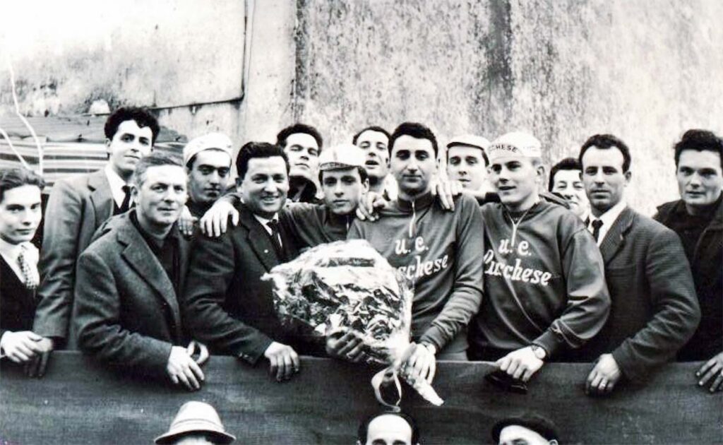Paoletti Anno 1962 Marcello Paoletti al centro senza berrettino vince una gara per allievi a Marlia Paoletti nel 1960 era stato Campione Toscano Esordienti con la Lucchese