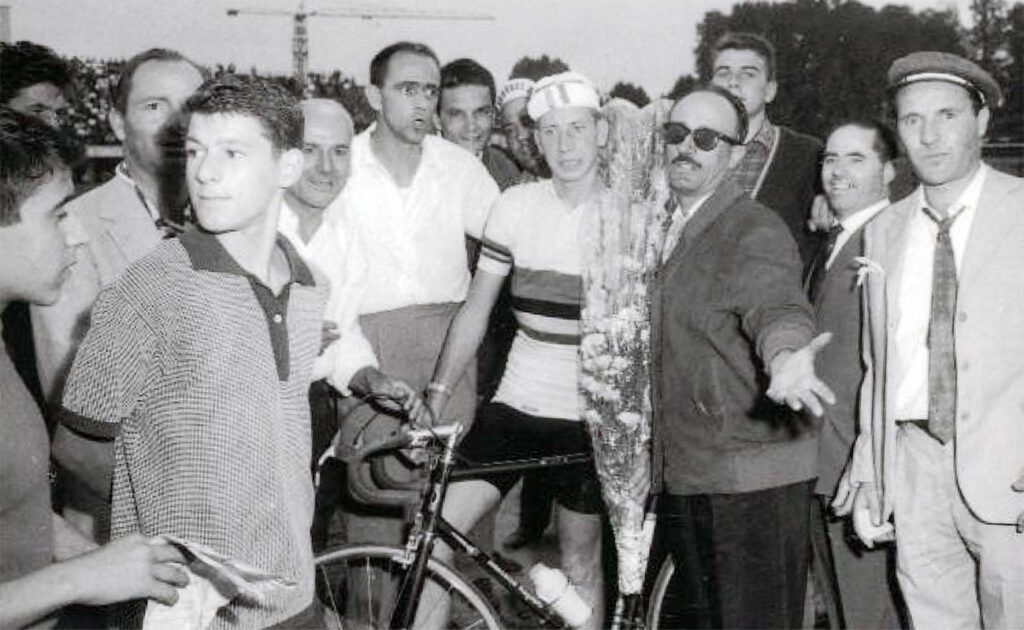 Trofeo Città di Lucca anno 1961 - il francese Jan Jourdain, campione del mondo dei dilettanti, omaggiato della partecipazione alla gara dal presidente Luigi Barbafiera